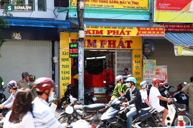 Giây phút kẻ xin đểu 200 triệu đồng lao vào tiệm vàng uy hiếp - Ảnh 1.
