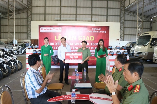 Tấm bảng dễ gây hiểu lầm với dòng chữ lớn là Trao tặng. Phía dưới có ghi dòng chữ nhỏ: 100 nón bảo hiểm Honda cao cấp, 100 phiếu thay nhớt miễn phí (nguồn: techz.vn) 