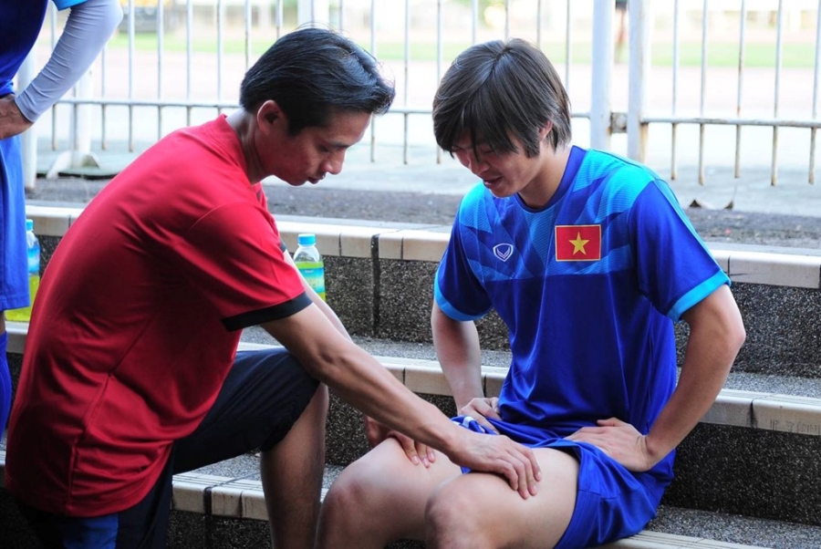 Đầu gối chân phải của Tuấn Anh vẫn sưng và có nhiều dịch. Ảnh: Quốc Bảo 
