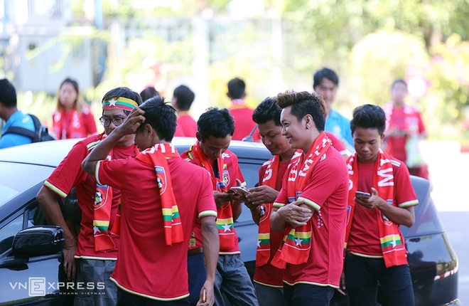 CĐV Việt Nam bị làm khó trước trận gặp Myanmar - ảnh thể thao