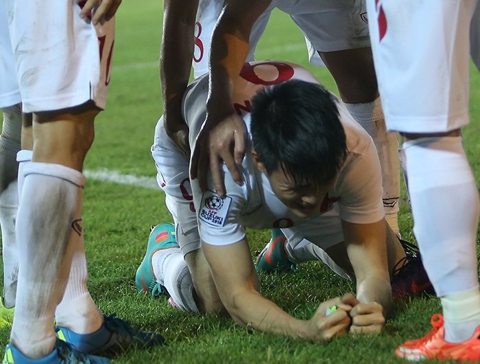 Công Vinh bật khóc khi ghi bàn thắng thứ 50 cho ĐT Việt Nam