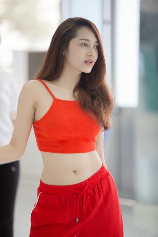 'Đứng hình' với bạn gái ngày càng nóng bỏng của Hồ Quang Hiếu