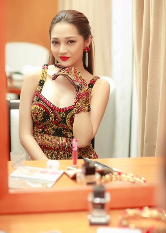 'Đứng hình' với bạn gái ngày càng nóng bỏng của Hồ Quang Hiếu