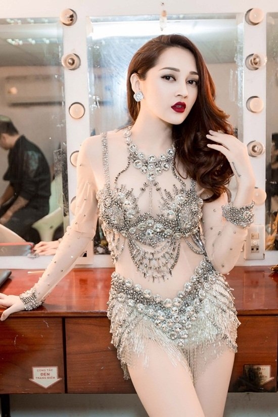 'Đứng hình' với bạn gái ngày càng nóng bỏng của Hồ Quang Hiếu