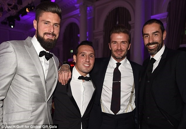 Beckham lam fan MU nong mat vi chup anh voi Giroud hinh anh 2