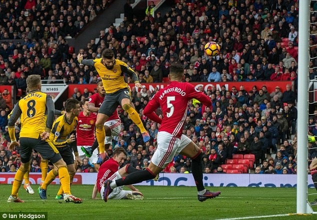 Beckham lam fan MU nong mat vi chup anh voi Giroud hinh anh 5