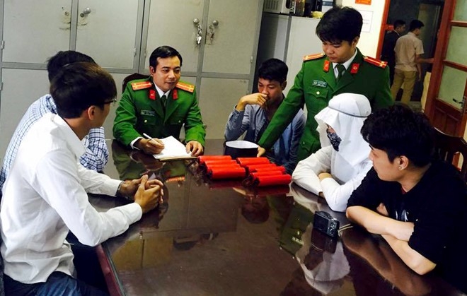 Lam ro nhom quay clip 'ra duong dot bom' hinh anh 1