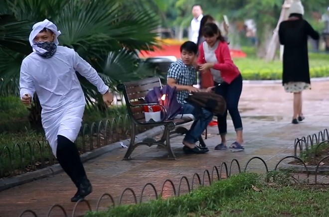 Lam ro nhom quay clip 'ra duong dot bom' hinh anh 2