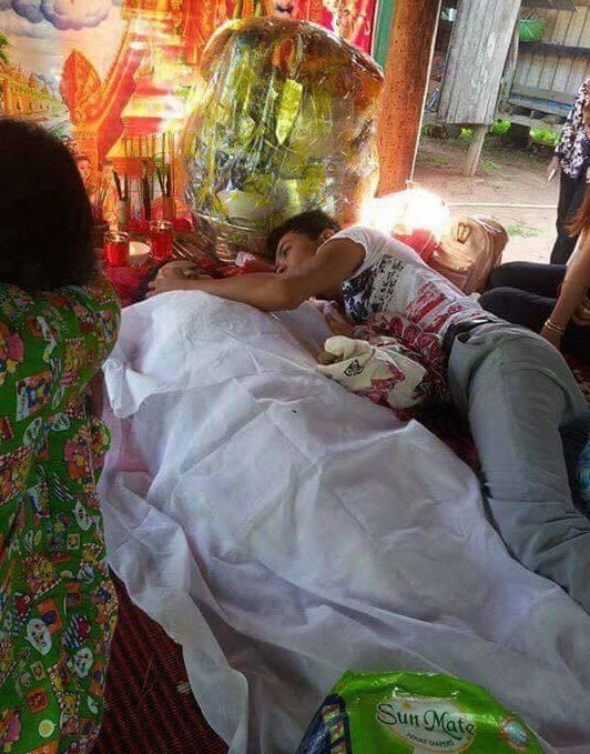 nghen ngao cau chuyen chang trai om thi the ban gai trong le dong phong - 4