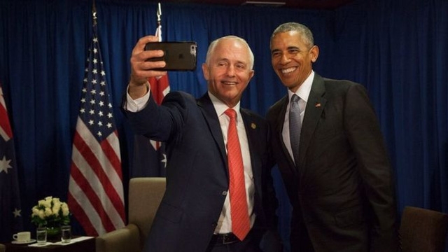 Thủ tướng Australia Malcolm Turnbull (trái) chụp ảnh cùng Tổng thống Mỹ Barack Obama tại Peru (Ảnh: BBC)