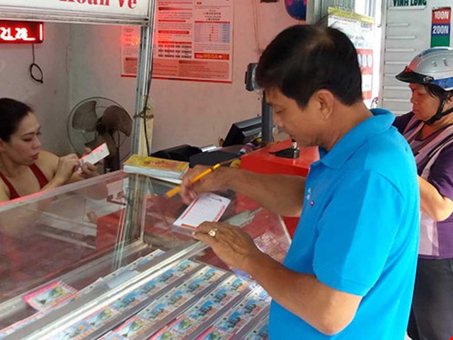 Người chơi đổ xô săn vé số điện toán (Ảnh: HTD - PLTP)