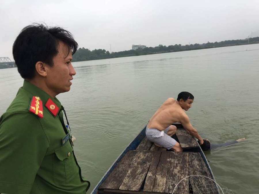 cong an kip thoi cuu nguoi phu nu choi voi giua song hinh anh 2
