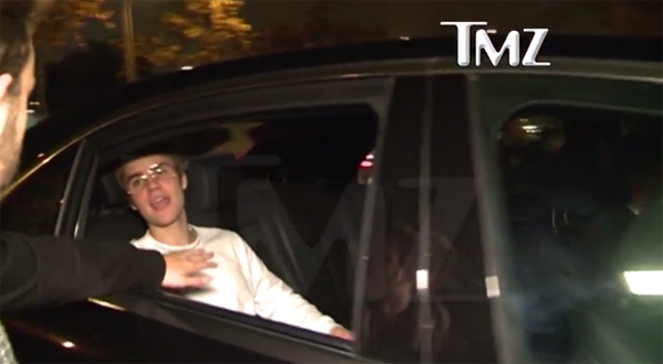 justin-bieber-dam-fan-chay-mau-mieng