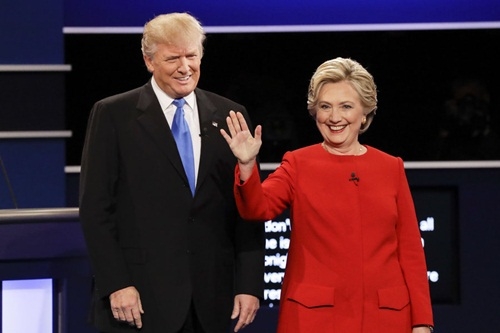 Donald Trump và bà Hillary Clinton trong cuộc tranh luận tổng thống. Ảnh: Reuters