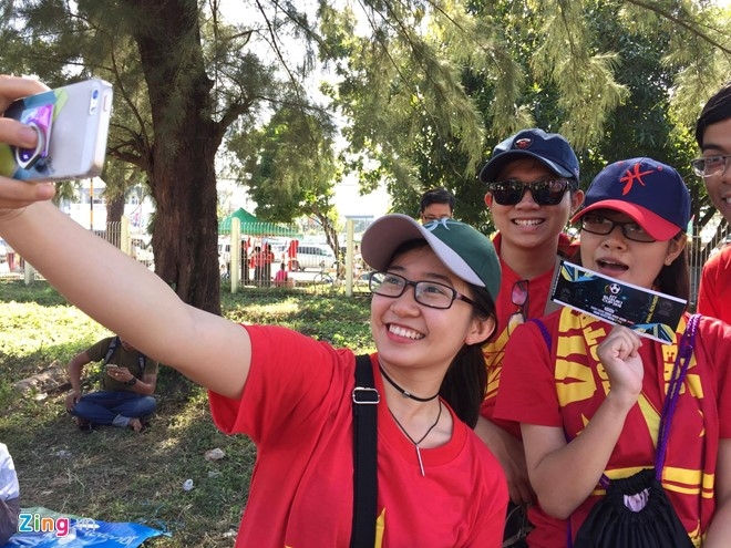 Viet Nam vs Malaysia: Fan nu xinh dep co vu tuyen Viet Nam hinh anh 2