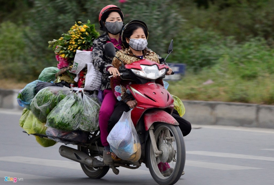 Nguoi di duong co ro trong gio lanh 17 do C hinh anh 2