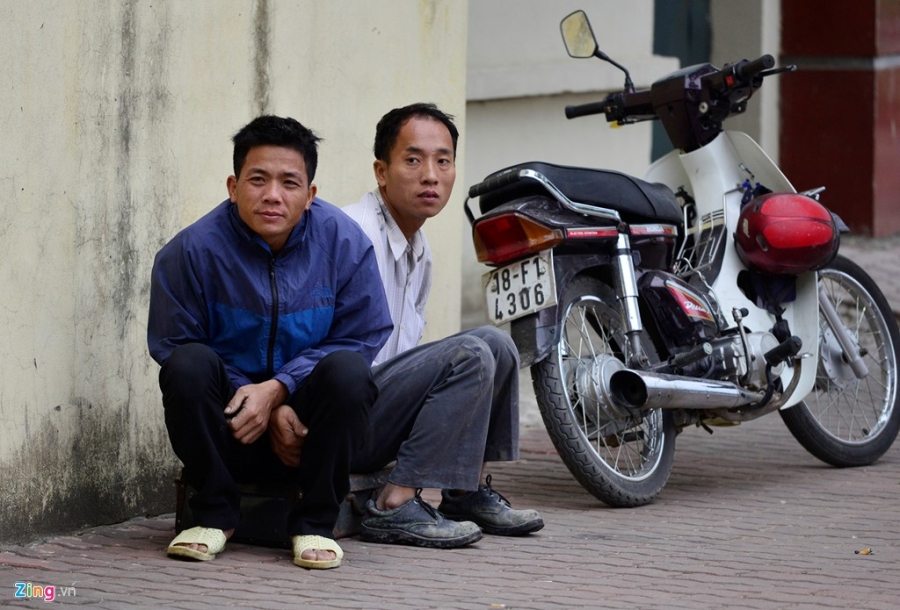 Nguoi di duong co ro trong gio lanh 17 do C hinh anh 7