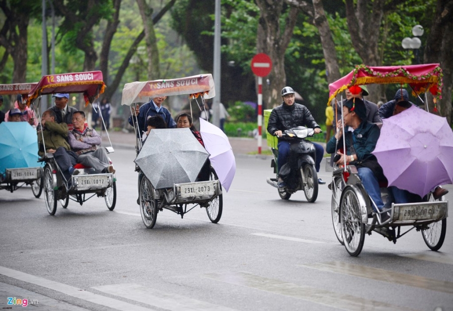 Nguoi di duong co ro trong gio lanh 17 do C hinh anh 8