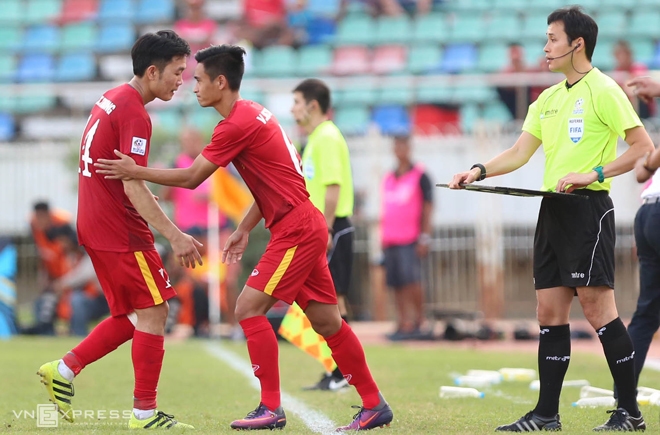 Xuân Trường 'chỉ đạo' đồng đội, giống Ronaldo - ảnh thể thao