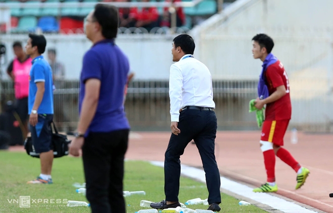 Xuân Trường 'chỉ đạo' đồng đội, giống Ronaldo - ảnh thể thao