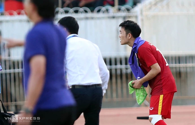 Xuân Trường 'chỉ đạo' đồng đội, giống Ronaldo - ảnh thể thao