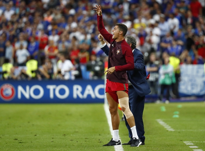 Xuân Trường 'chỉ đạo' đồng đội, giống Ronaldo - ảnh thể thao