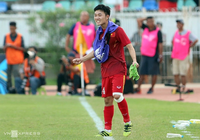 Xuân Trường 'chỉ đạo' đồng đội, giống Ronaldo - ảnh thể thao