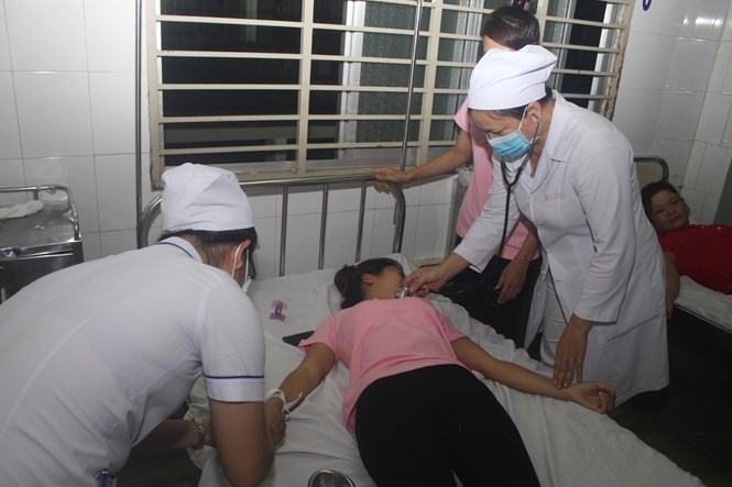 Công nhân được cấp cứu tại Trung tâm y tế H.Trảng Bàng nghi do ngộ độc thực phẩm /// Ảnh: DƯƠNG PHAN