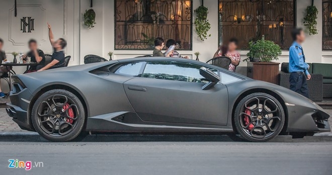 Lamborghini Huracan mau den mo doc nhat Viet Nam xuong pho hinh anh 2