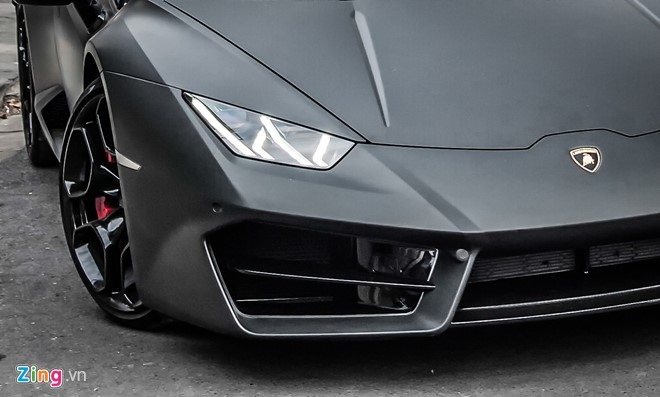 Lamborghini Huracan mau den mo doc nhat Viet Nam xuong pho hinh anh 3