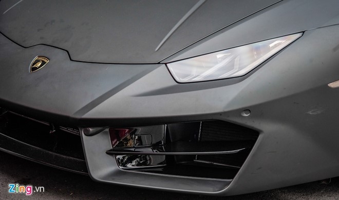 Lamborghini Huracan mau den mo doc nhat Viet Nam xuong pho hinh anh 4
