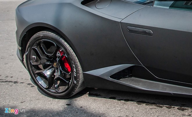 Lamborghini Huracan mau den mo doc nhat Viet Nam xuong pho hinh anh 6