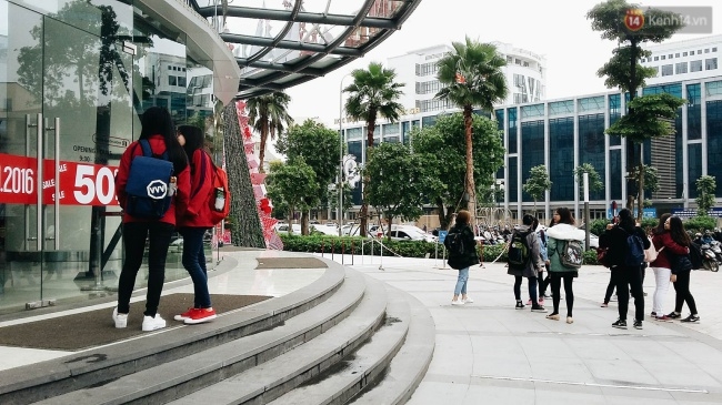 Người dân Sài Gòn và Hà Nội đổ xô đến các Trung tâm thương mại để săn hàng giảm giá khủng trong ngày Black Friday - Ảnh 1.