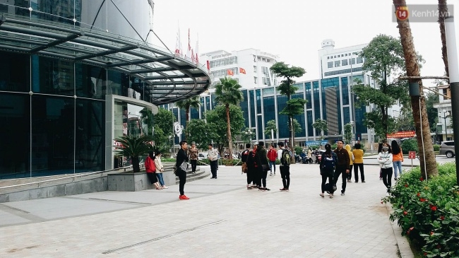 Người dân Sài Gòn và Hà Nội đổ xô đến các Trung tâm thương mại để săn hàng giảm giá khủng trong ngày Black Friday - Ảnh 3.