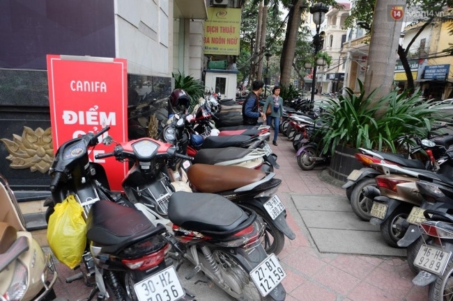 Người dân Sài Gòn và Hà Nội đổ xô đến các Trung tâm thương mại để săn hàng giảm giá khủng trong ngày Black Friday - Ảnh 7.
