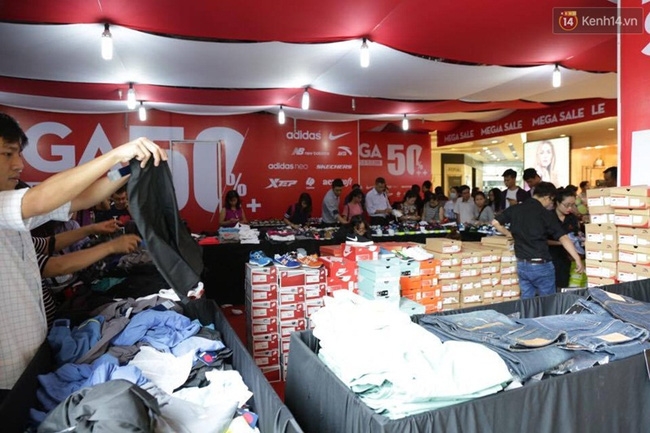Người dân Sài Gòn và Hà Nội đổ xô đến các Trung tâm thương mại để săn hàng giảm giá khủng trong ngày Black Friday - Ảnh 14.
