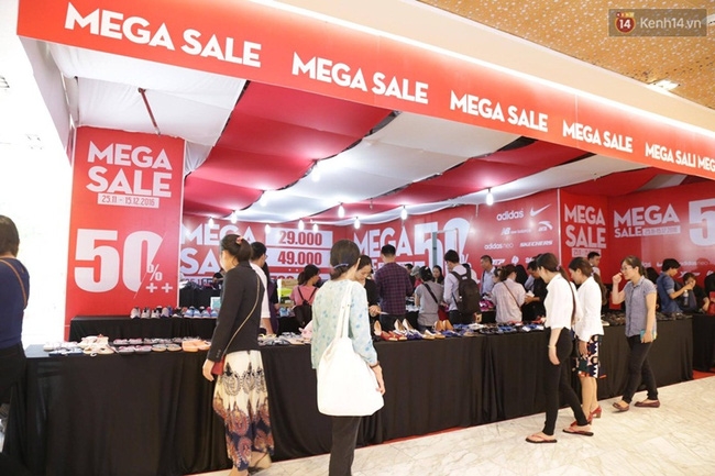 Người dân Sài Gòn và Hà Nội đổ xô đến các Trung tâm thương mại để săn hàng giảm giá khủng trong ngày Black Friday - Ảnh 16.