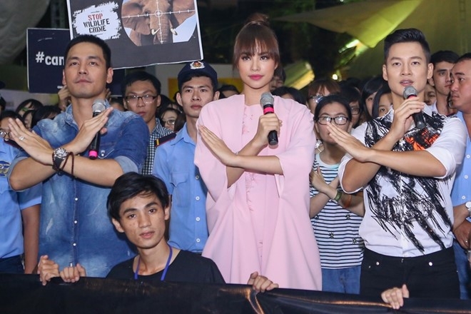 Pham Huong coi ao khoac de nhay cung MC Phan Anh hinh anh 4