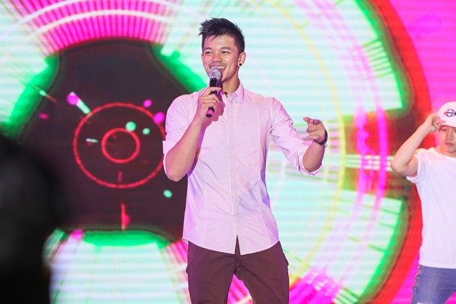 Pham Huong coi ao khoac de nhay cung MC Phan Anh hinh anh 7