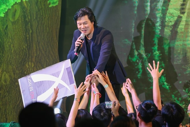 Pham Huong coi ao khoac de nhay cung MC Phan Anh hinh anh 8