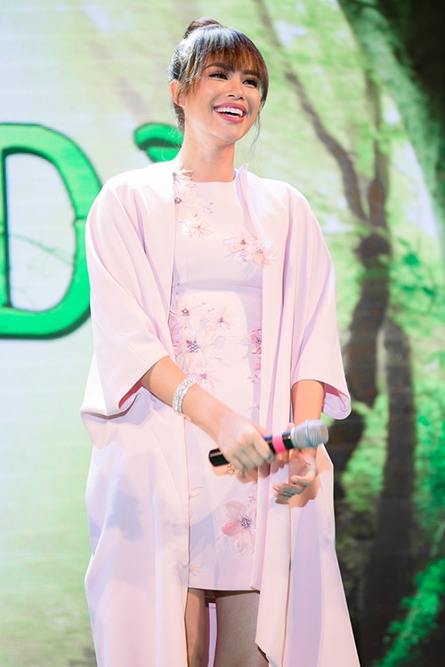 pham huong khac la sau khi cat toc, bi om van xinh nhu bup be - 2