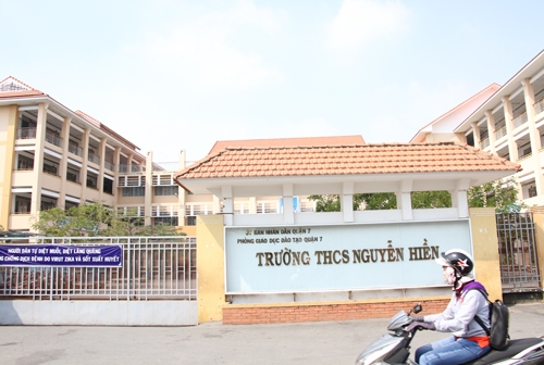 thay-quan-sinh-o-sai-gon-danh-hoc-tro-tren-buc-giang-1
