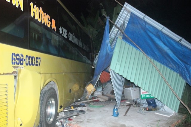 Xe giường nằm tông sập nhà tạm ven đường /// Ảnh: Thanh Đức 