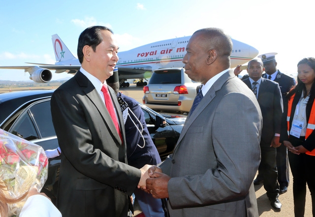  Thủ tướng Madagascar Olivvier Solonandrasana đón Chủ tịch nước Trần Đại Quang và Phu nhân tại sân bay quốc tế Ivato. Ảnh: Nhan Sáng-TTXVN 
