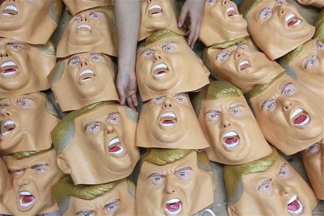 Day chuyen san xuat mat na Donald Trump o Nhat Ban hinh anh 2