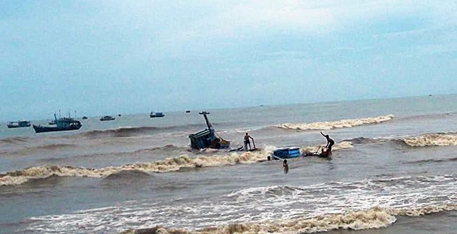 4 thuyen vien duoc cuu trong vu chim tau hinh anh 1