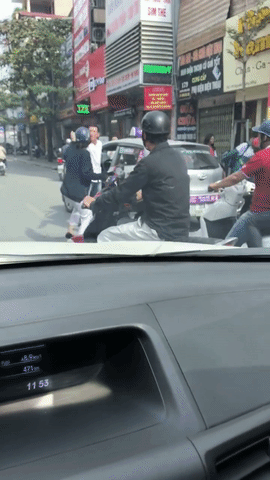 Chỉ vì pha va chạm nhỏ, xe máy và ô tô khiến cả ngã tư khiếp vía - Ảnh 3.