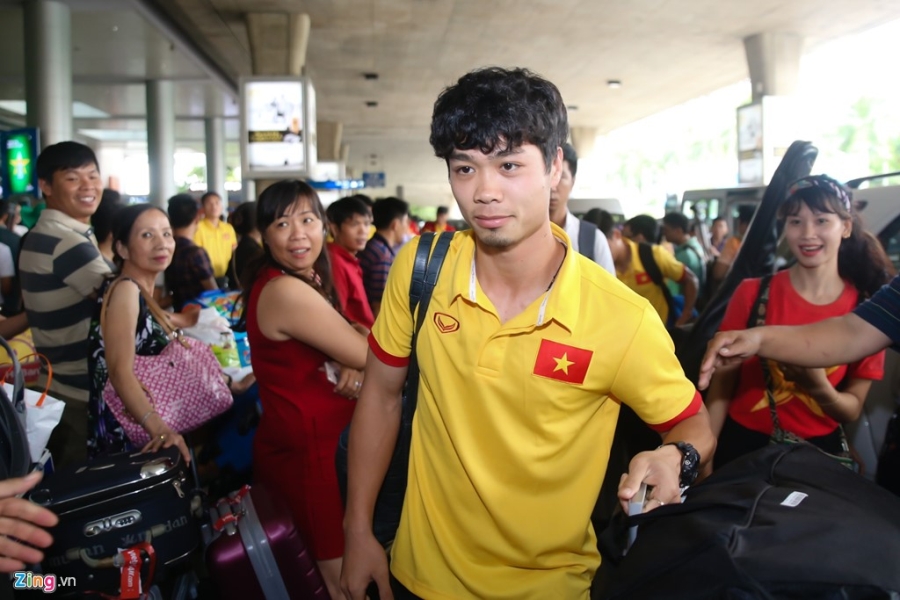 Fan nu hao hung don Cong Phuong tro ve cung tuyen Viet Nam hinh anh 2
