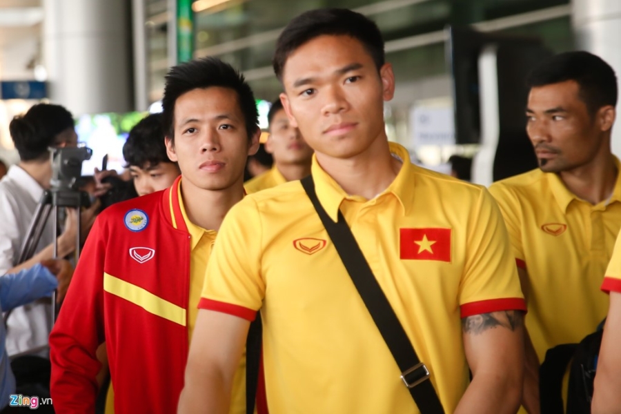 Fan nu hao hung don Cong Phuong tro ve cung tuyen Viet Nam hinh anh 3