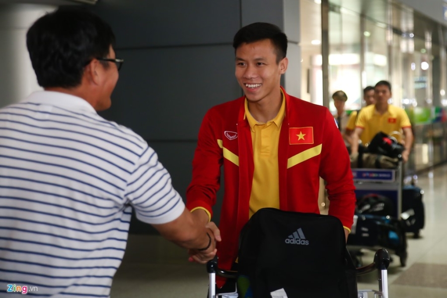 Fan nu hao hung don Cong Phuong tro ve cung tuyen Viet Nam hinh anh 5